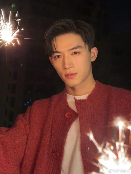 周也最新恋情爆料,新欢是谁引网友热议？